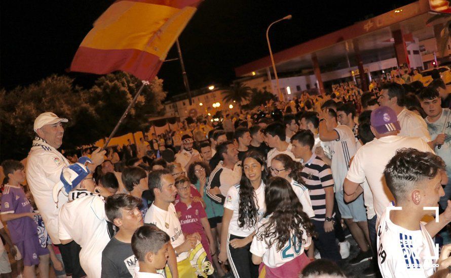 GALERÍA: Los aficionados del Real Madrid celebran la decimotercera Champions en la fuente del ferial