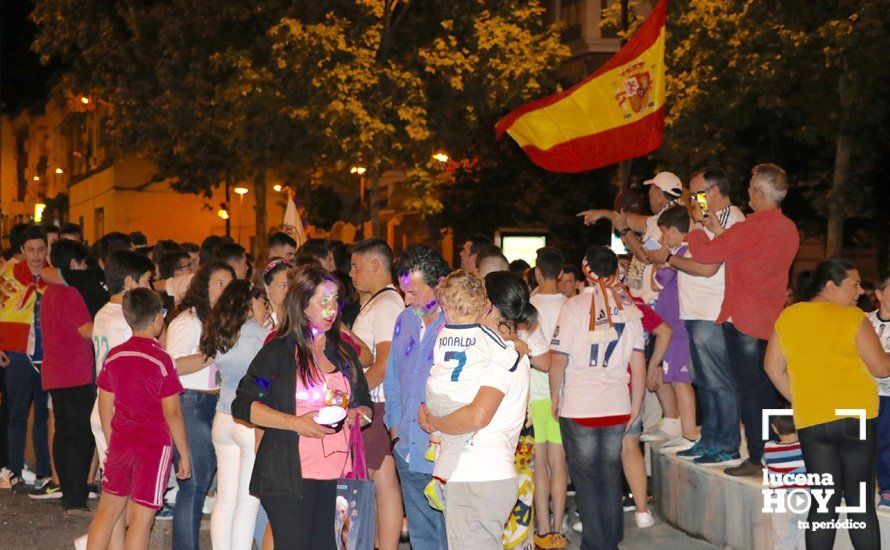 GALERÍA: Los aficionados del Real Madrid celebran la decimotercera Champions en la fuente del ferial