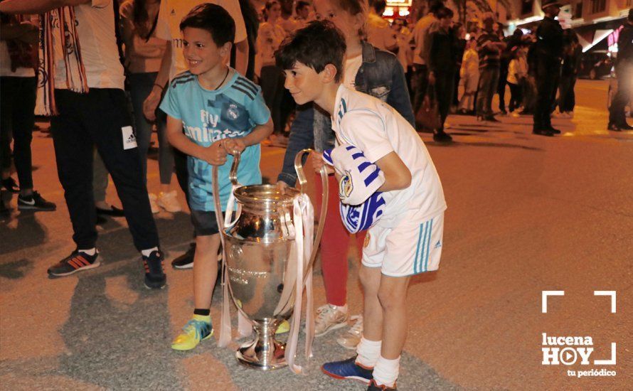 GALERÍA: Los aficionados del Real Madrid celebran la decimotercera Champions en la fuente del ferial