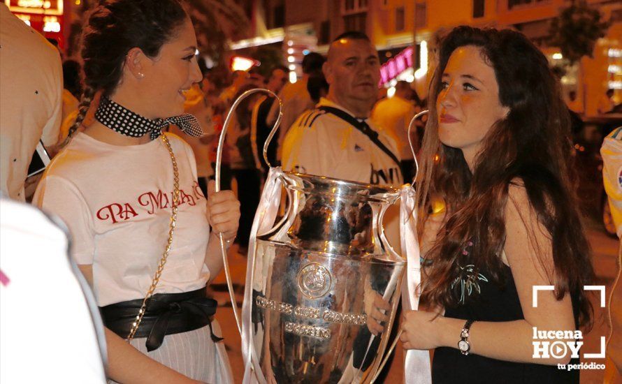 GALERÍA: Los aficionados del Real Madrid celebran la decimotercera Champions en la fuente del ferial