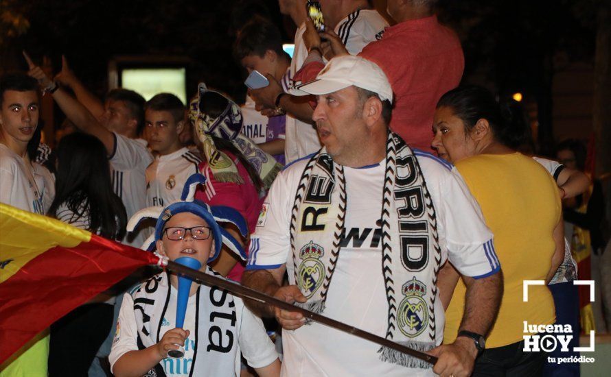 GALERÍA: Los aficionados del Real Madrid celebran la decimotercera Champions en la fuente del ferial