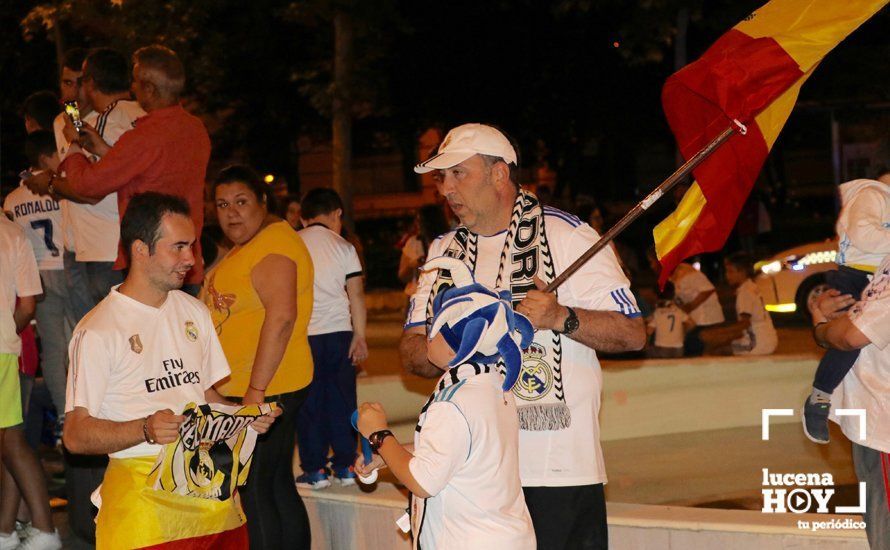 GALERÍA: Los aficionados del Real Madrid celebran la decimotercera Champions en la fuente del ferial