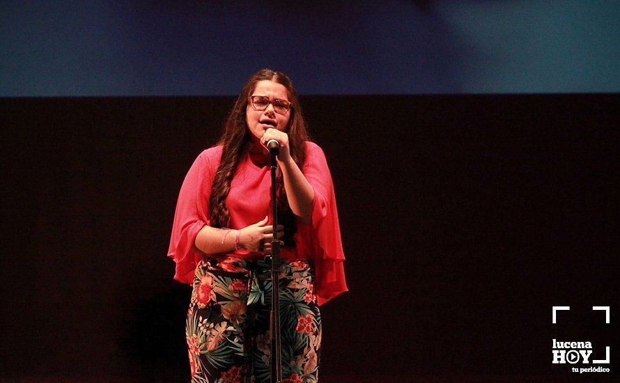 GALERÍA: Carmen Romero Muñoz, doble vencedora de la gala solidaria 'Tú sí que cantas' del IES Sierra de Aras