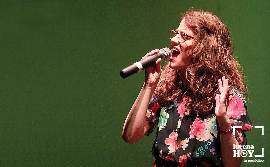 GALERÍA: Carmen Romero Muñoz, doble vencedora de la gala solidaria 'Tú sí que cantas' del IES Sierra de Aras