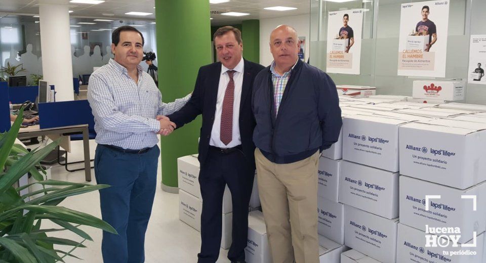  Francisco Javier González, director de Allianz Lucena junto los miembros del Centro de Orientación Familiar "San Juan Pablo II", Juan Ángel Huertas y Pedro Arroyo. 