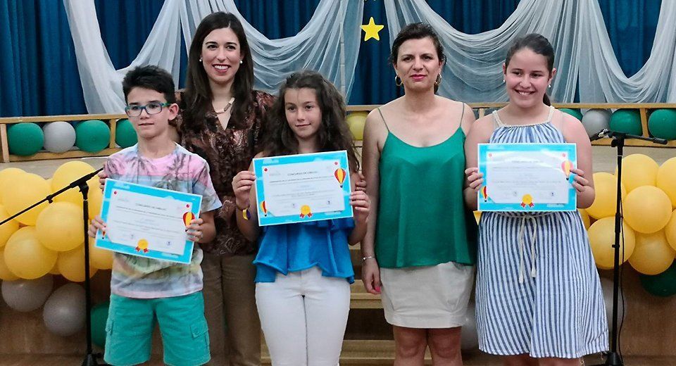  Teresa Alonso junto a la directora del CEIP Antonio Machado y los ganadores en categoría alevín 