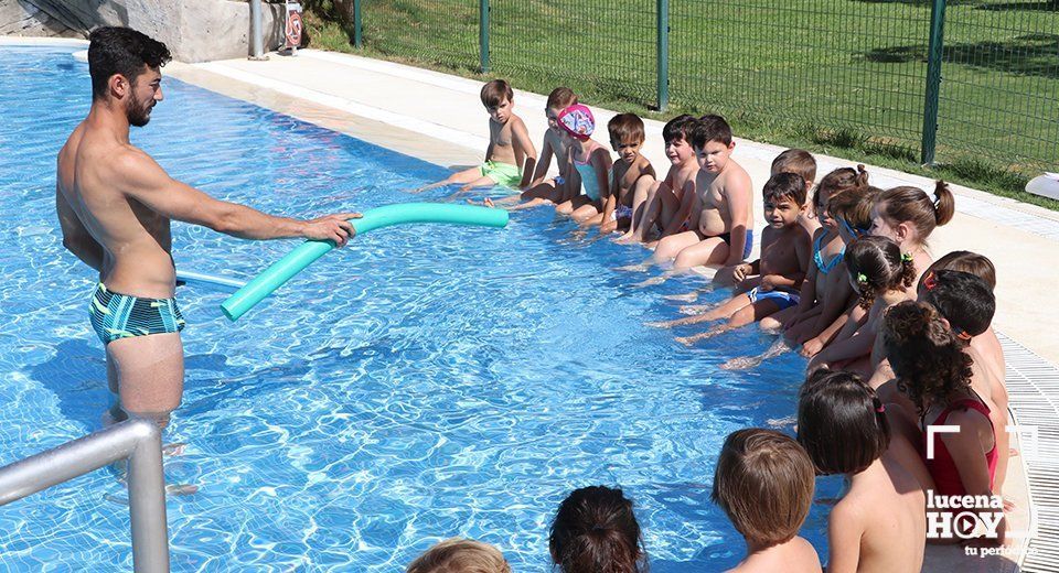  Cursos de natación, esta mañana en la piscina municipal 