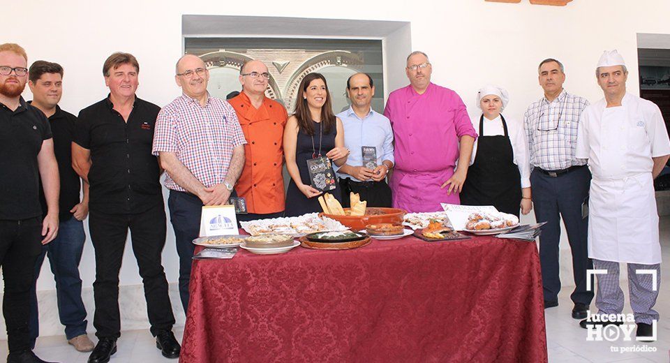  Los cheff de los restaurantes participantes junto a la edil de Protocolo y los algunos de los platos que prepararán en el marco de esta iniciativa. 