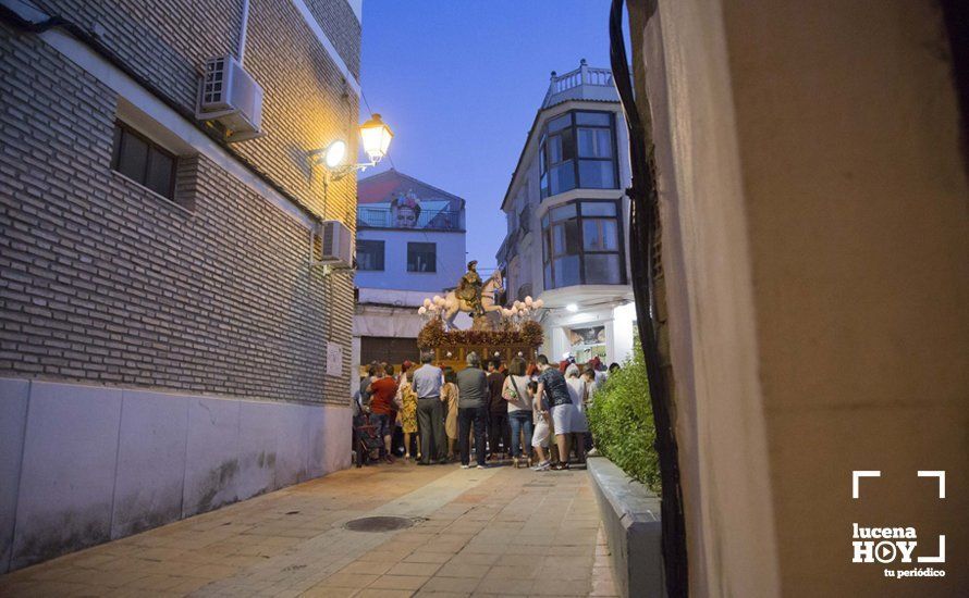 GALERÍA: El Apóstol Santiago vuelve a recorrer las calles de su barrio fiel a su cita estival con Lucena