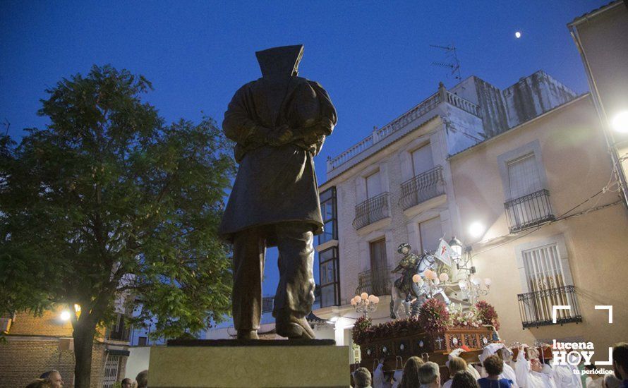 GALERÍA: El Apóstol Santiago vuelve a recorrer las calles de su barrio fiel a su cita estival con Lucena