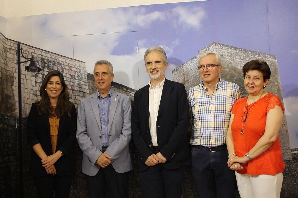 La Corporación Municipal junto al director de la Agencia Andaluza de la Energía