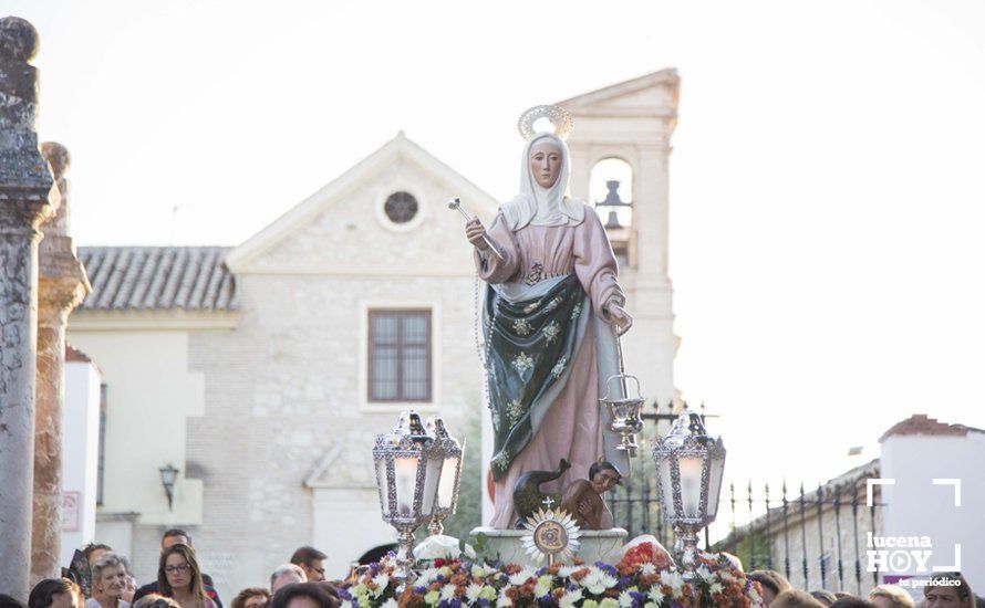 GALERÍA: Un grupo de devotas procesiona la imagen de Santa Marta por el barrio del Valle