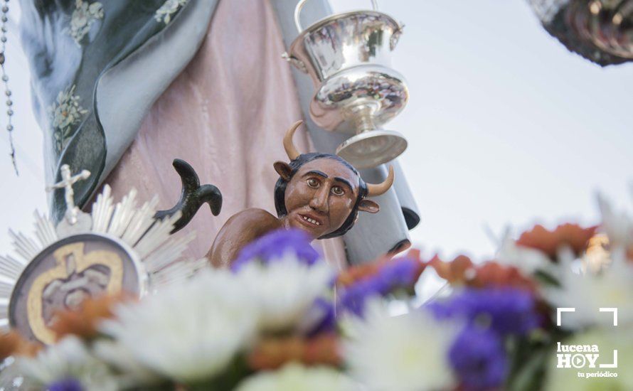 GALERÍA: Un grupo de devotas procesiona la imagen de Santa Marta por el barrio del Valle