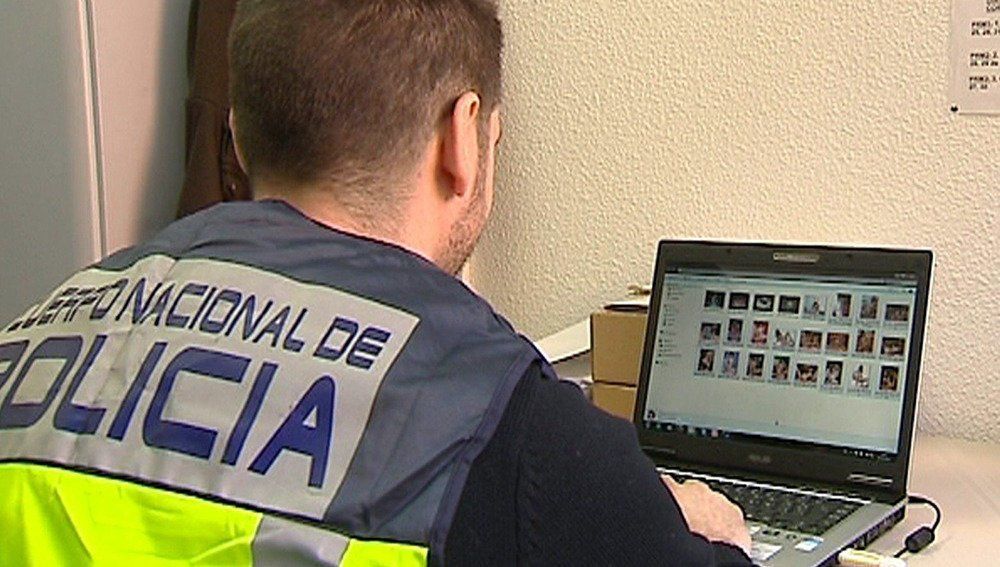 NAC147 MADRID 9/02/2012- La Policía Nacional ha detenido a 57 personas que compartían pornografía infantil en internet, cinco de ellas reincidentes, en una operación en la que se han intervenido 240 discos duros con imágenes de agresiones sexuales a
