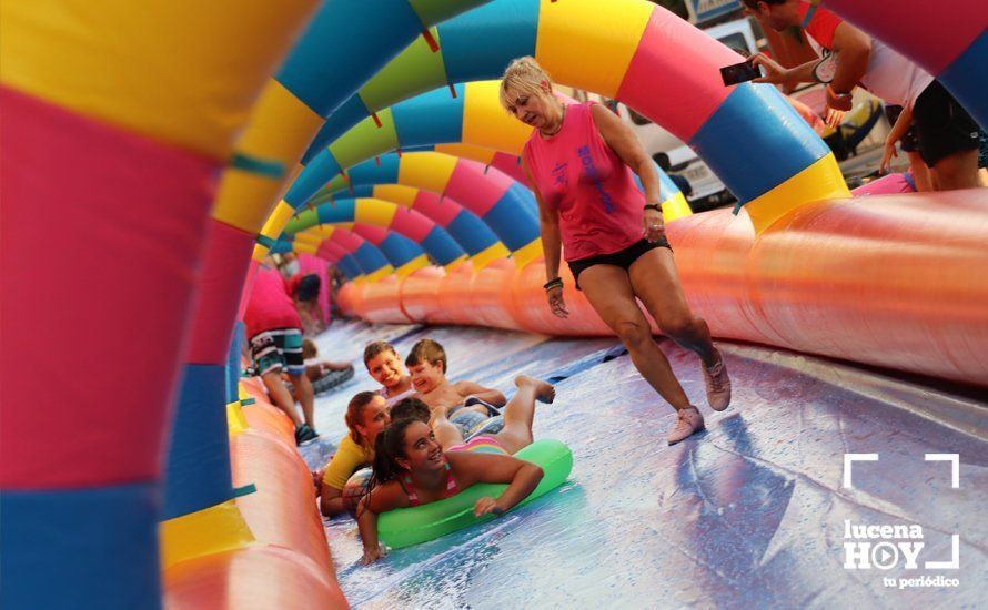 GALERÍA: Cientos de niños han disfrutado esta tarde del tobogán acuático gigante instalado en la calle Málaga GALERÍA: Cientos de niños han disfrutado esta tarde del tobogán acuático gigante instalado en la calle Málaga