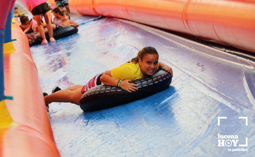 GALERÍA: Cientos de niños han disfrutado esta tarde del tobogán acuático gigante instalado en la calle Málaga