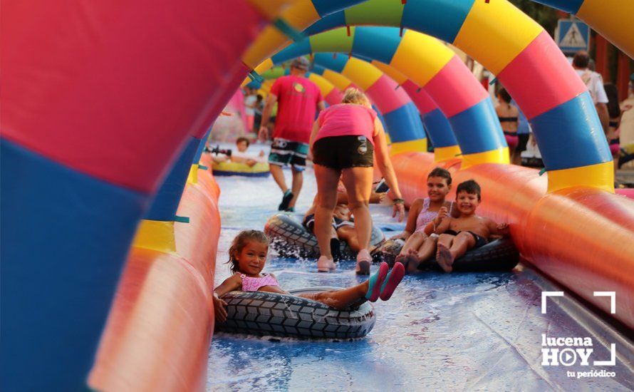 GALERÍA: Cientos de niños han disfrutado esta tarde del tobogán acuático gigante instalado en la calle Málaga