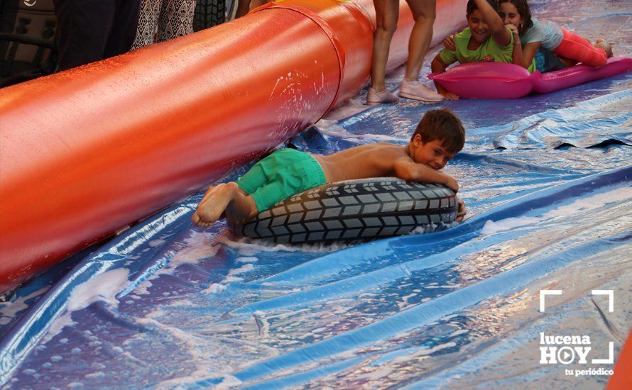 GALERÍA: Cientos de niños han disfrutado esta tarde del tobogán acuático gigante instalado en la calle Málaga