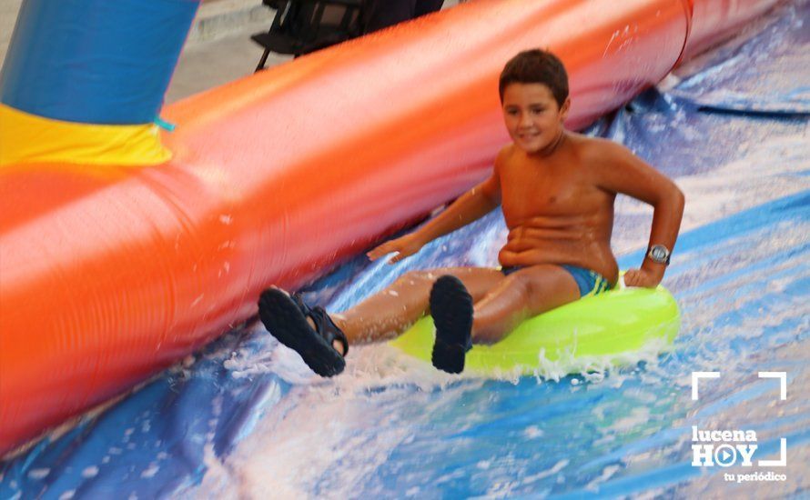 GALERÍA: Cientos de niños han disfrutado esta tarde del tobogán acuático gigante instalado en la calle Málaga GALERÍA: Cientos de niños han disfrutado esta tarde del tobogán acuático gigante instalado en la calle Málaga
