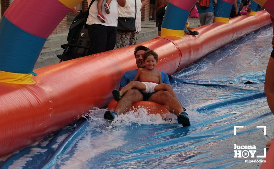 GALERÍA: Cientos de niños han disfrutado esta tarde del tobogán acuático gigante instalado en la calle Málaga