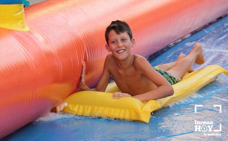 GALERÍA: Cientos de niños han disfrutado esta tarde del tobogán acuático gigante instalado en la calle Málaga GALERÍA: Cientos de niños han disfrutado esta tarde del tobogán acuático gigante instalado en la calle Málaga