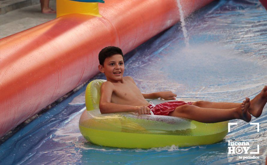 GALERÍA: Cientos de niños han disfrutado esta tarde del tobogán acuático gigante instalado en la calle Málaga GALERÍA: Cientos de niños han disfrutado esta tarde del tobogán acuático gigante instalado en la calle Málaga