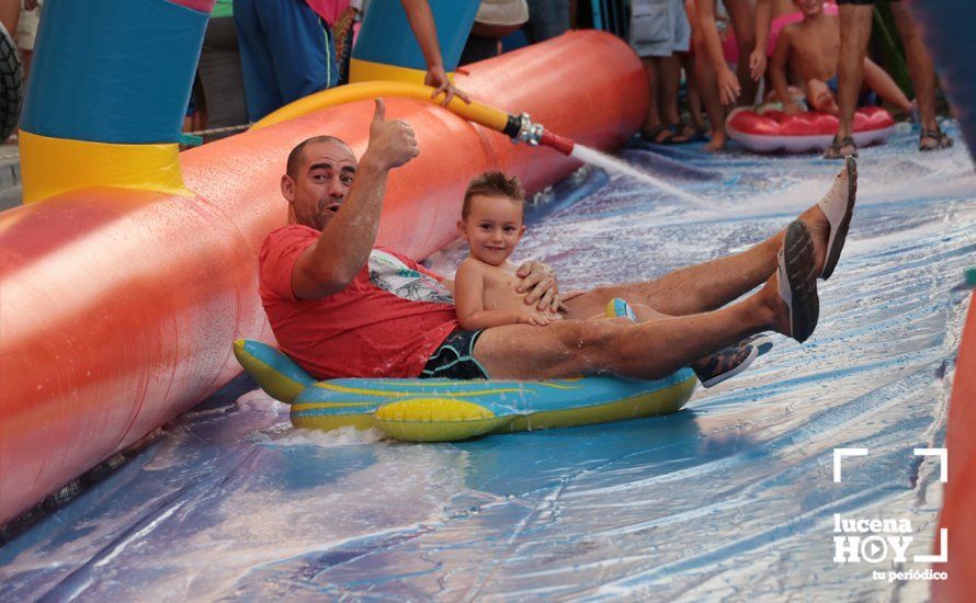 GALERÍA: Cientos de niños han disfrutado esta tarde del tobogán acuático gigante instalado en la calle Málaga