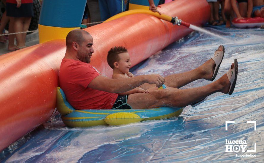 GALERÍA: Cientos de niños han disfrutado esta tarde del tobogán acuático gigante instalado en la calle Málaga