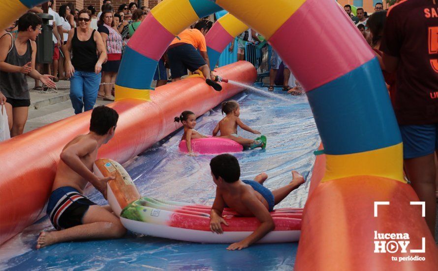 GALERÍA: Cientos de niños han disfrutado esta tarde del tobogán acuático gigante instalado en la calle Málaga