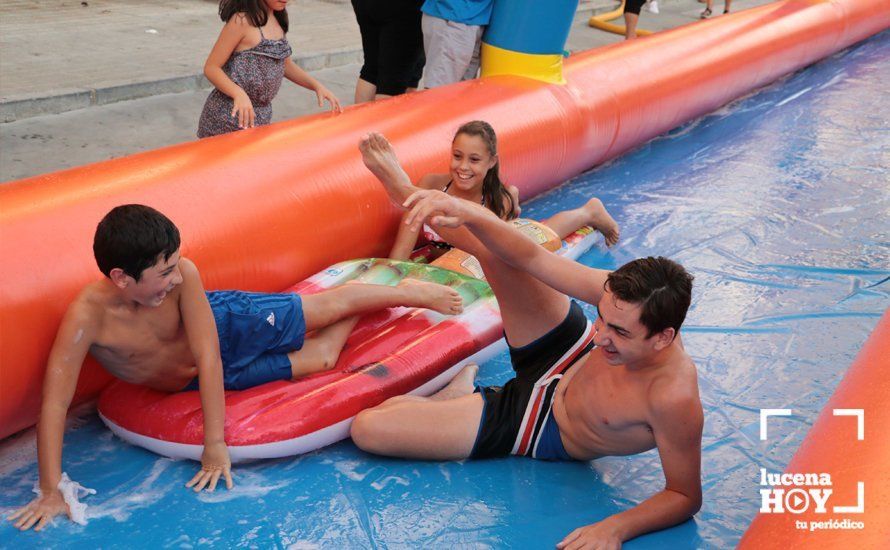 GALERÍA: Cientos de niños han disfrutado esta tarde del tobogán acuático gigante instalado en la calle Málaga