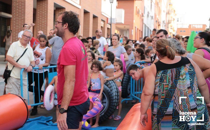 GALERÍA: Cientos de niños han disfrutado esta tarde del tobogán acuático gigante instalado en la calle Málaga