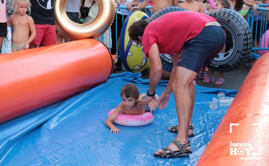 GALERÍA: Cientos de niños han disfrutado esta tarde del tobogán acuático gigante instalado en la calle Málaga