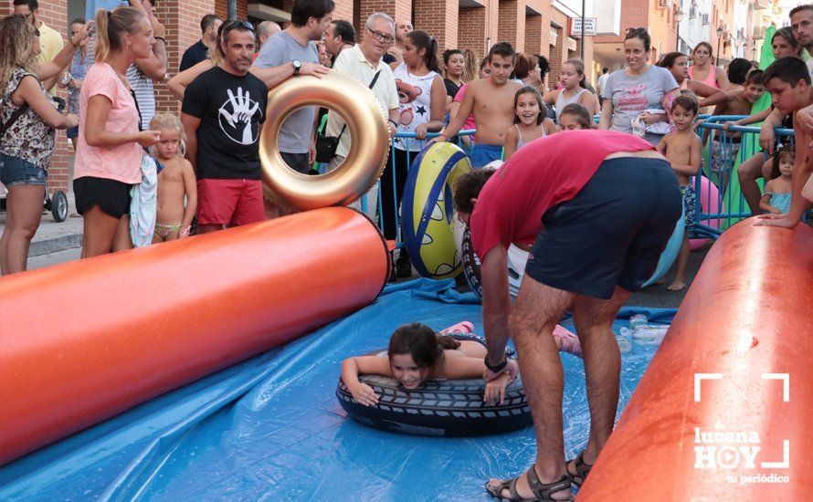 GALERÍA: Cientos de niños han disfrutado esta tarde del tobogán acuático gigante instalado en la calle Málaga