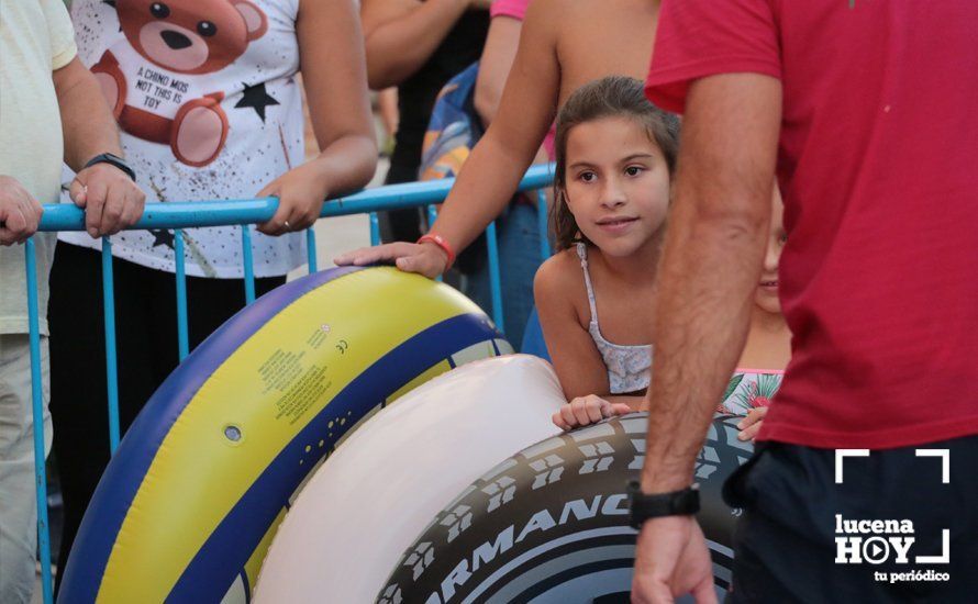 GALERÍA: Cientos de niños han disfrutado esta tarde del tobogán acuático gigante instalado en la calle Málaga