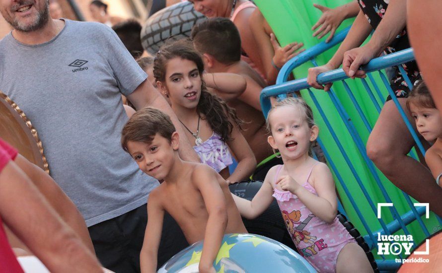 GALERÍA: Cientos de niños han disfrutado esta tarde del tobogán acuático gigante instalado en la calle Málaga