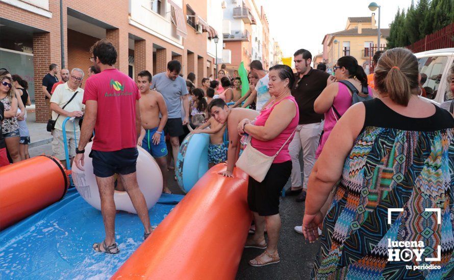 GALERÍA: Cientos de niños han disfrutado esta tarde del tobogán acuático gigante instalado en la calle Málaga