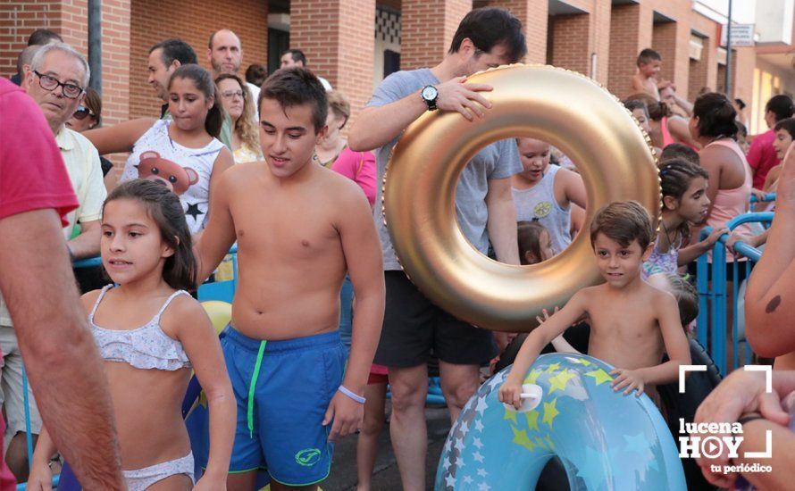 GALERÍA: Cientos de niños han disfrutado esta tarde del tobogán acuático gigante instalado en la calle Málaga