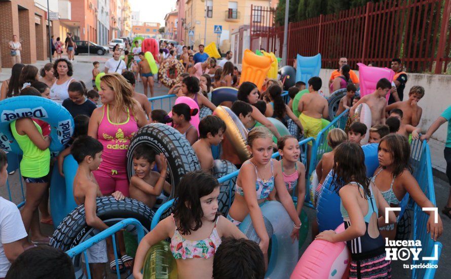 GALERÍA: Cientos de niños han disfrutado esta tarde del tobogán acuático gigante instalado en la calle Málaga