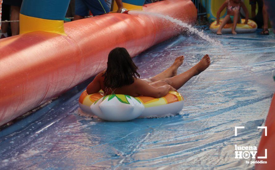 GALERÍA: Cientos de niños han disfrutado esta tarde del tobogán acuático gigante instalado en la calle Málaga