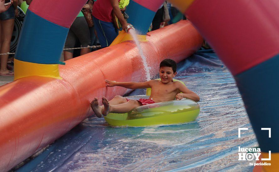 GALERÍA: Cientos de niños han disfrutado esta tarde del tobogán acuático gigante instalado en la calle Málaga