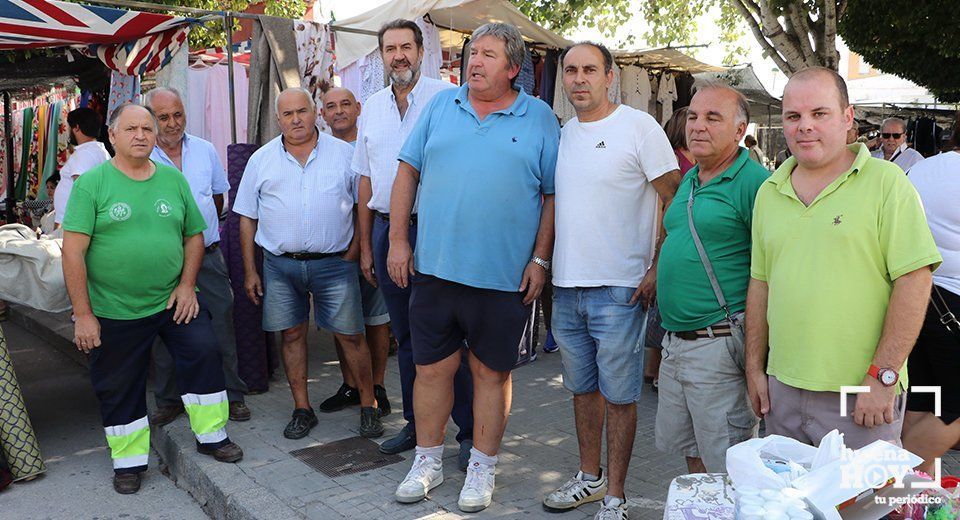  Algunos de los vendedores del mercadillos junto al edil Vicente Dalda, enta mañana 