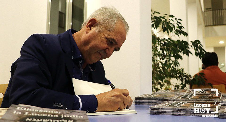 Francisco López Salamanca, firmando uno de sus últimos libros publicados