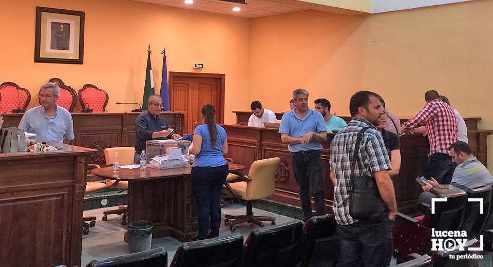  Votación de la VPT en el salón de plenos del Ayuntamiento de Lucena 