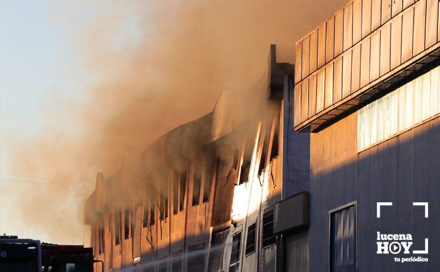 GALERÍA: Las fotos del grave incendio en una empresa de barnizados del Polígono de Los Santos en Lucena