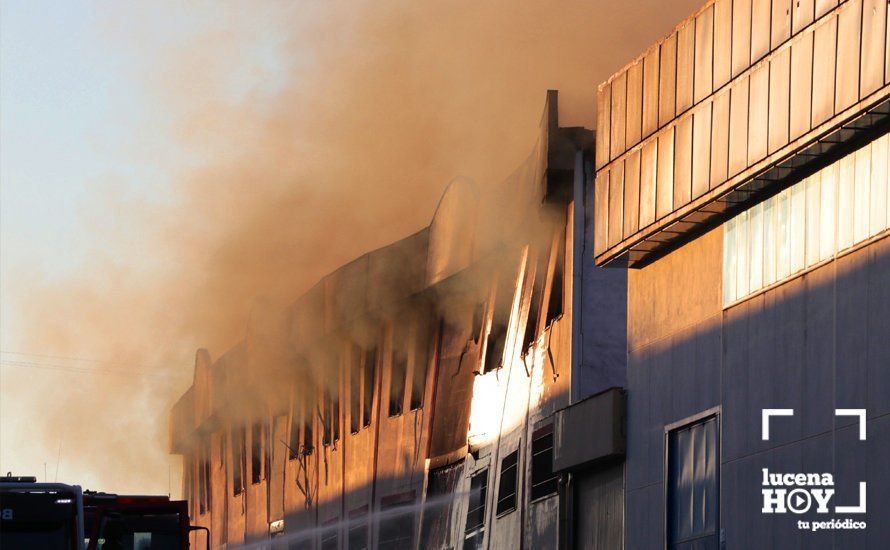 GALERÍA: Las fotos del grave incendio en una empresa de barnizados del Polígono de Los Santos en Lucena GALERÍA: Las fotos del grave incendio en una empresa de barnizados del Polígono de Los Santos en Lucena