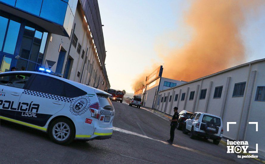 GALERÍA: Las fotos del grave incendio en una empresa de barnizados del Polígono de Los Santos en Lucena