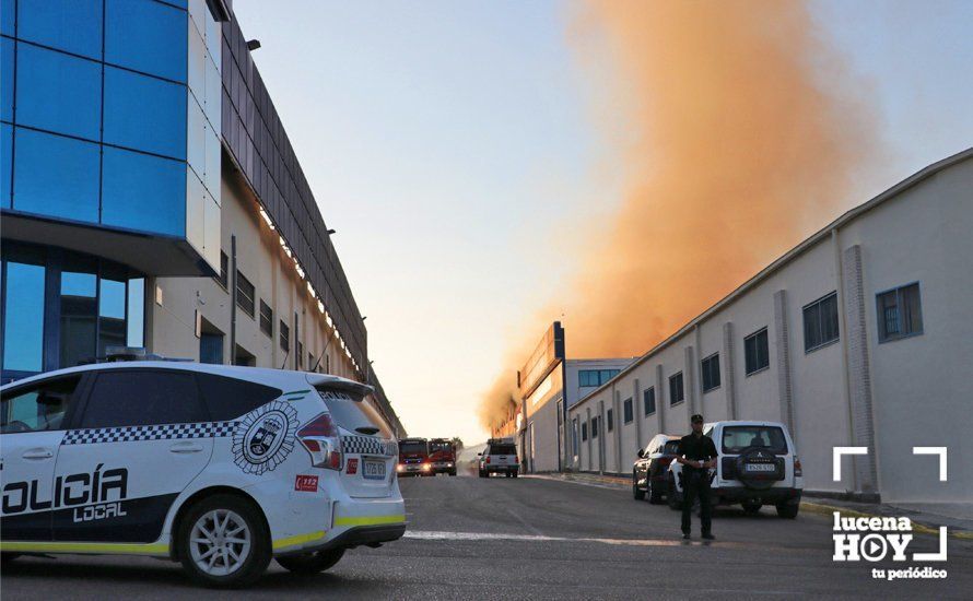 GALERÍA: Las fotos del grave incendio en una empresa de barnizados del Polígono de Los Santos en Lucena