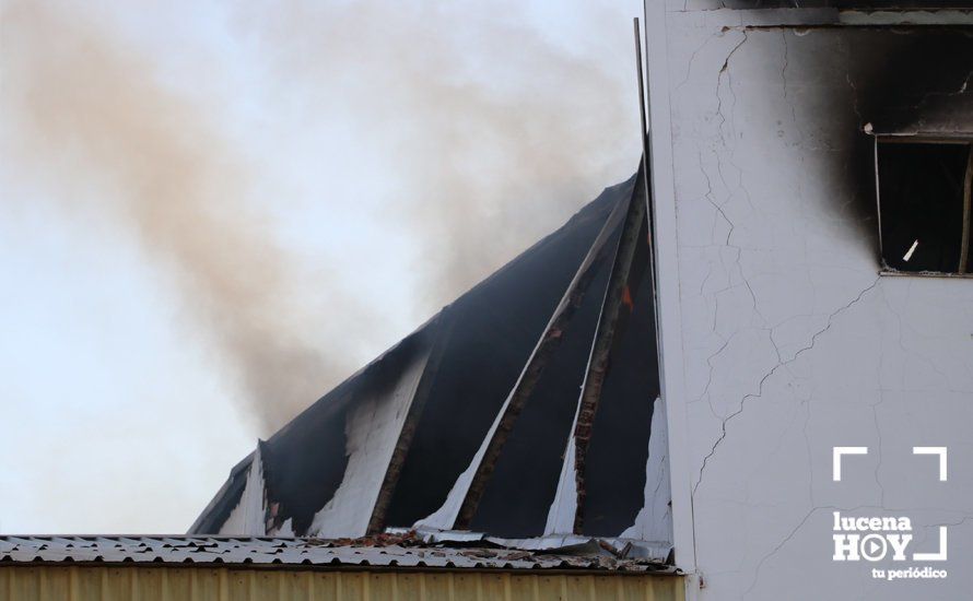 GALERÍA: Las fotos del grave incendio en una empresa de barnizados del Polígono de Los Santos en Lucena