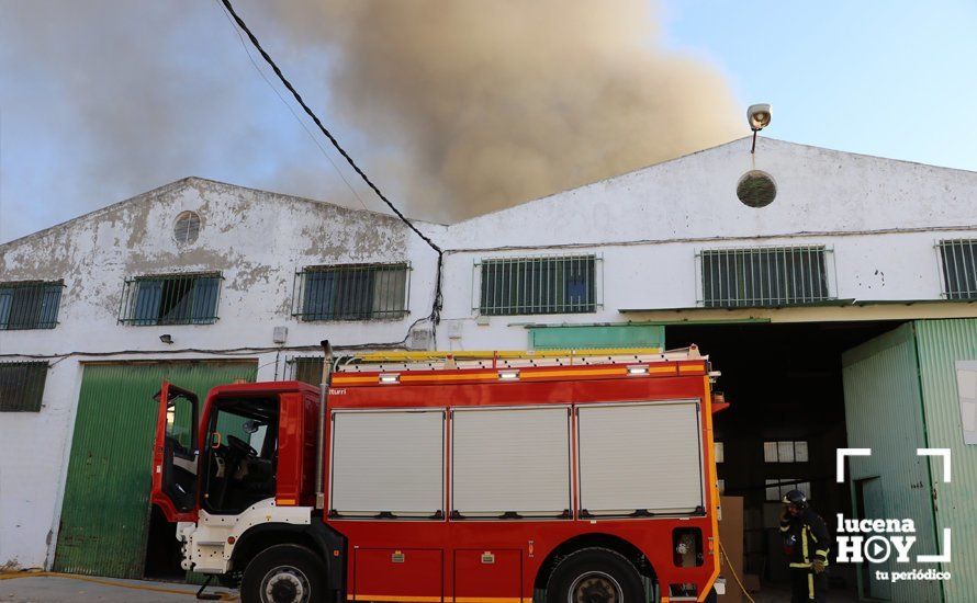 GALERÍA: Las fotos del grave incendio en una empresa de barnizados del Polígono de Los Santos en Lucena