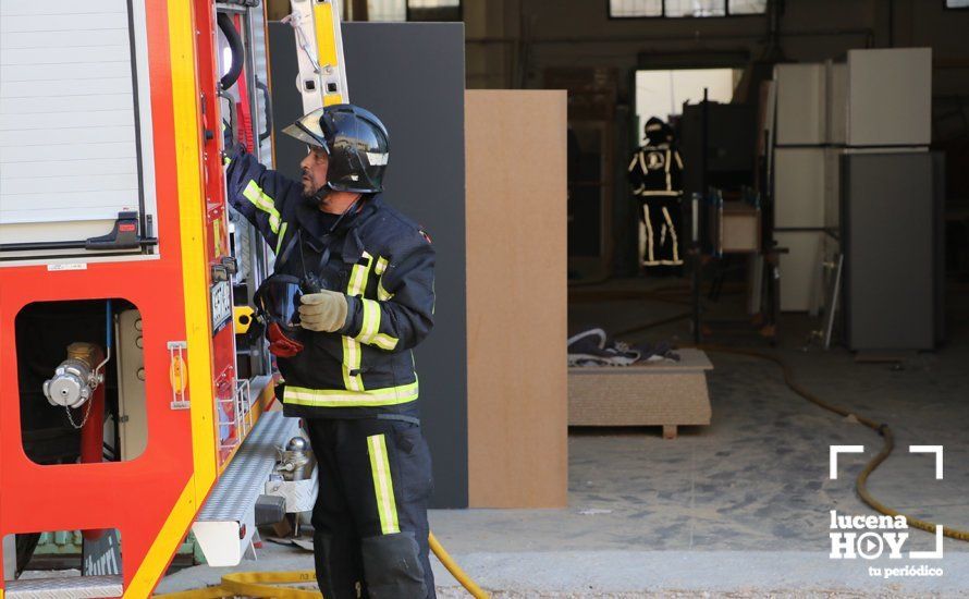 GALERÍA: Las fotos del grave incendio en una empresa de barnizados del Polígono de Los Santos en Lucena